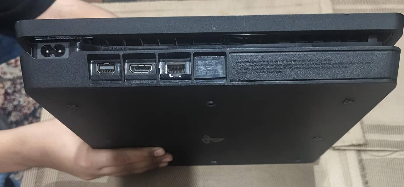 PS4 SLIM 4