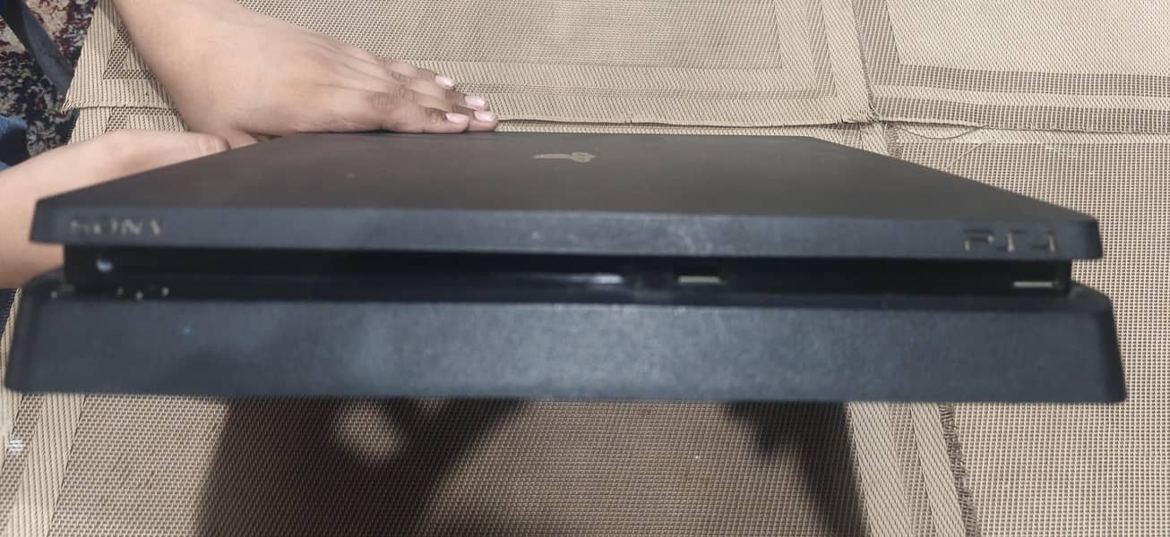 PS4 SLIM 5