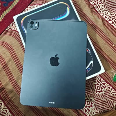 ipad pro m5 11 inch urgent selling with box