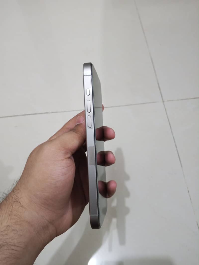 Apple iPhone 15 Pro Max 4