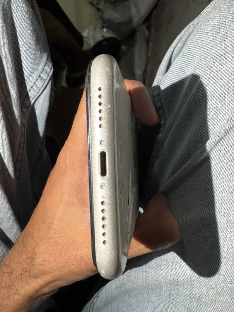 Apple iPhone 11 3
