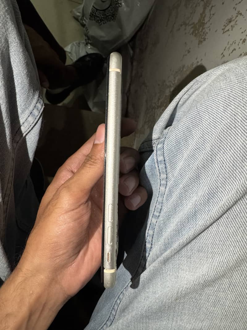 Apple iPhone 11 4