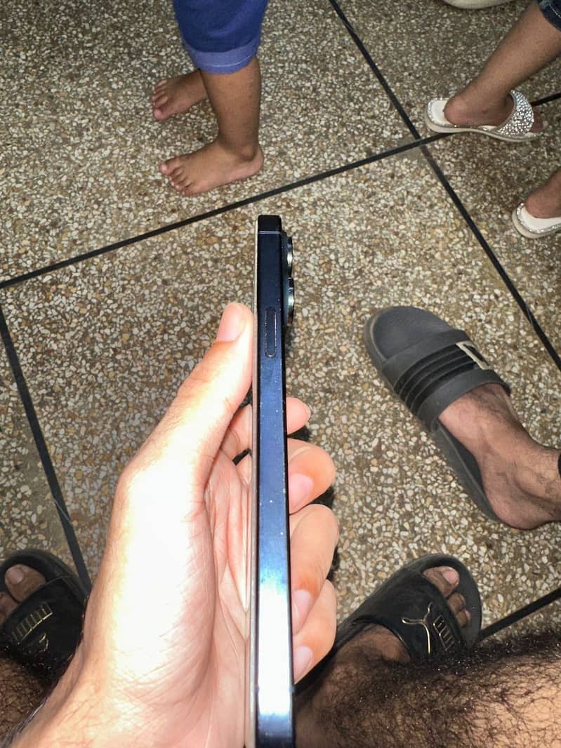 Apple iPhone 15 Pro Max 4