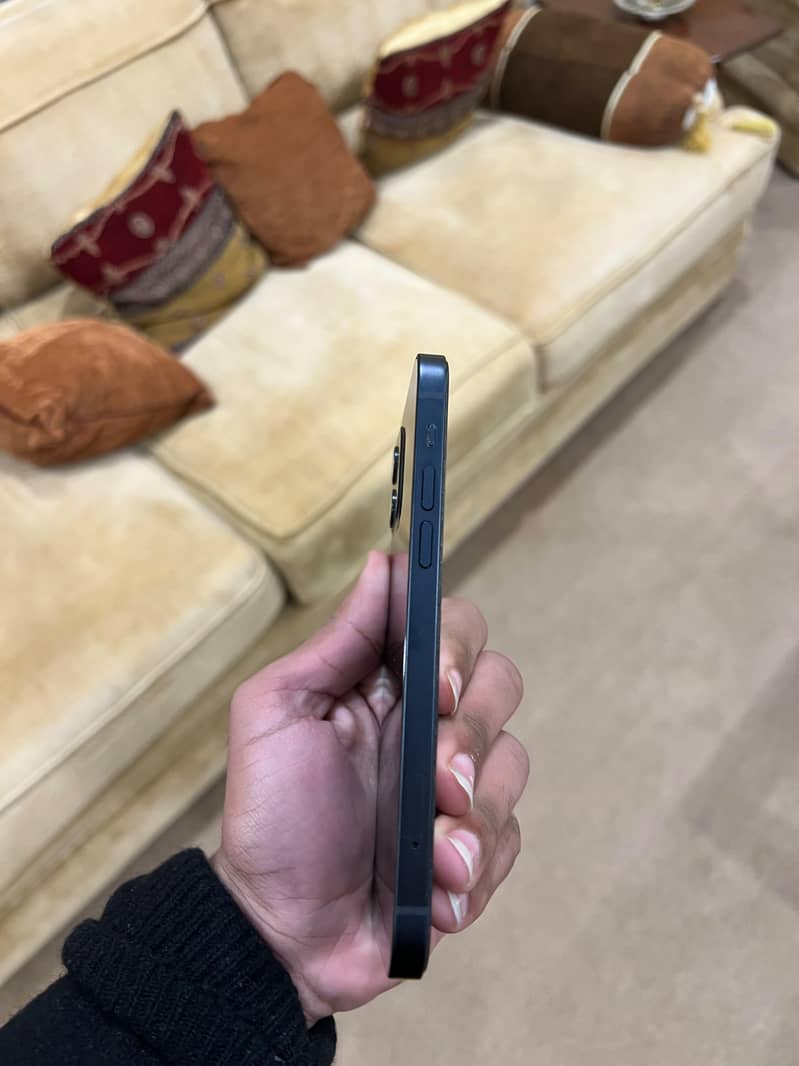 Apple iPhone 12 4