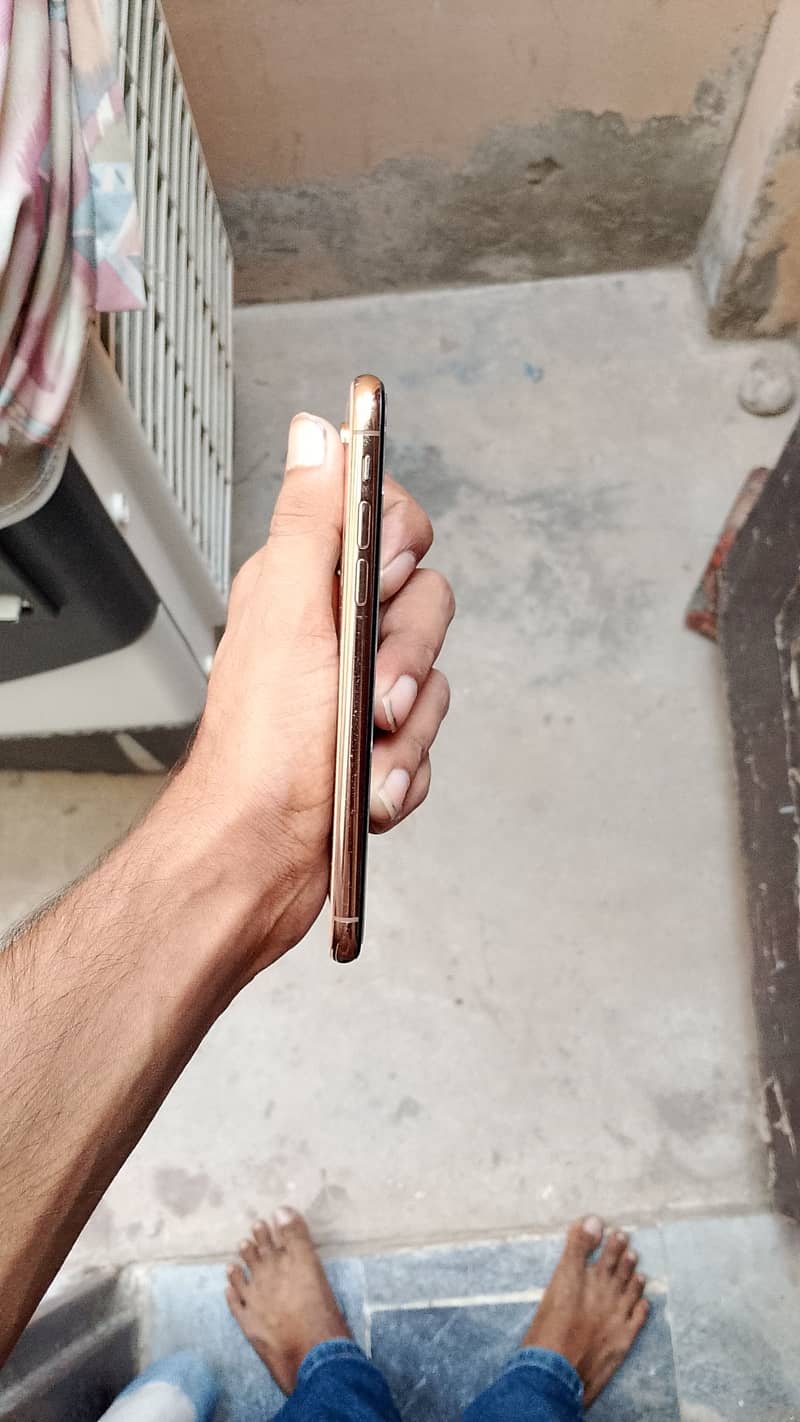 Apple iPhone XS 3