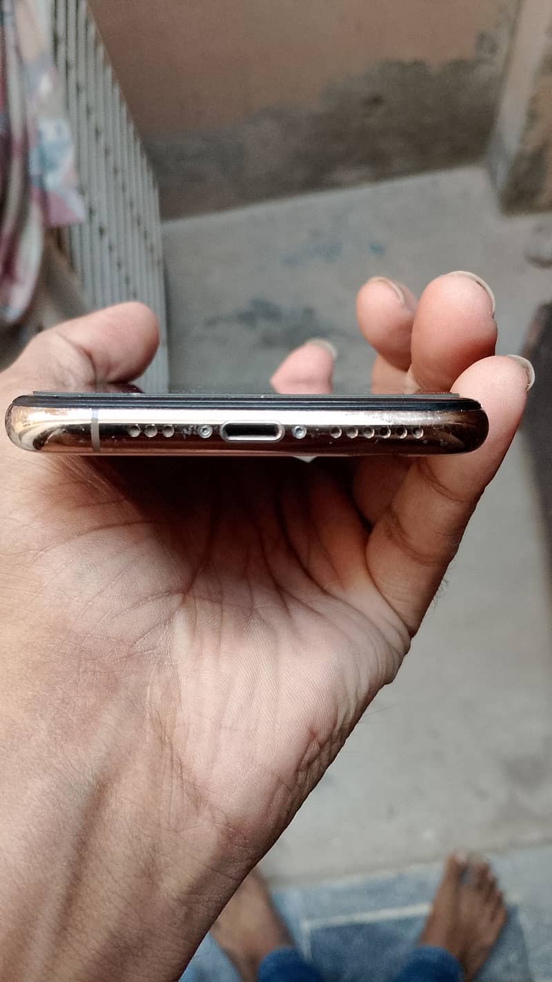 Apple iPhone XS 4