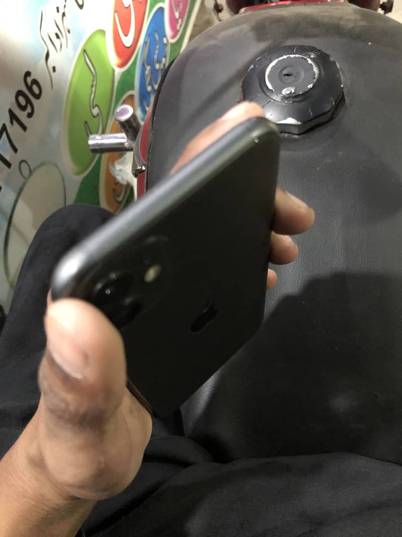 Apple iPhone 11 4