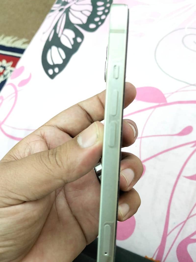 Apple iPhone 13 5