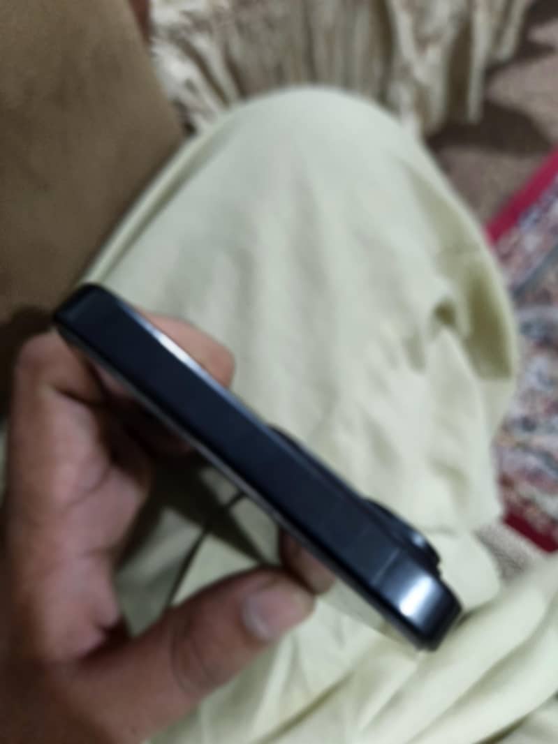 Apple iPhone 15 Pro Max 4
