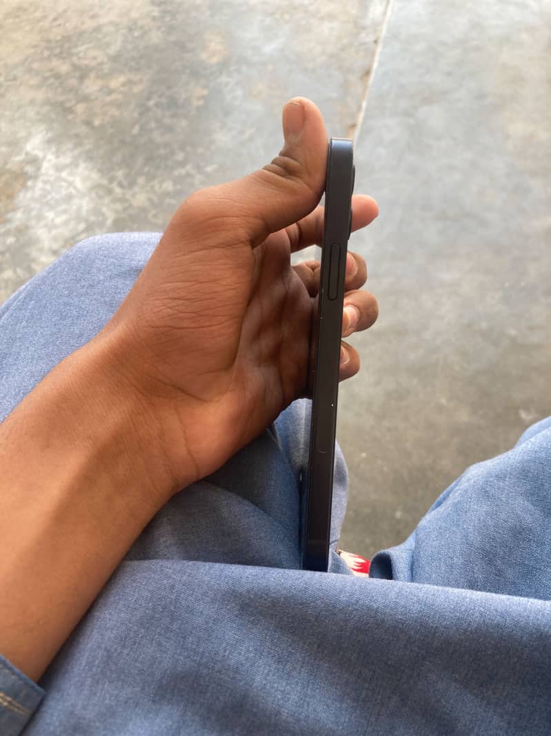 Apple iPhone 12 4