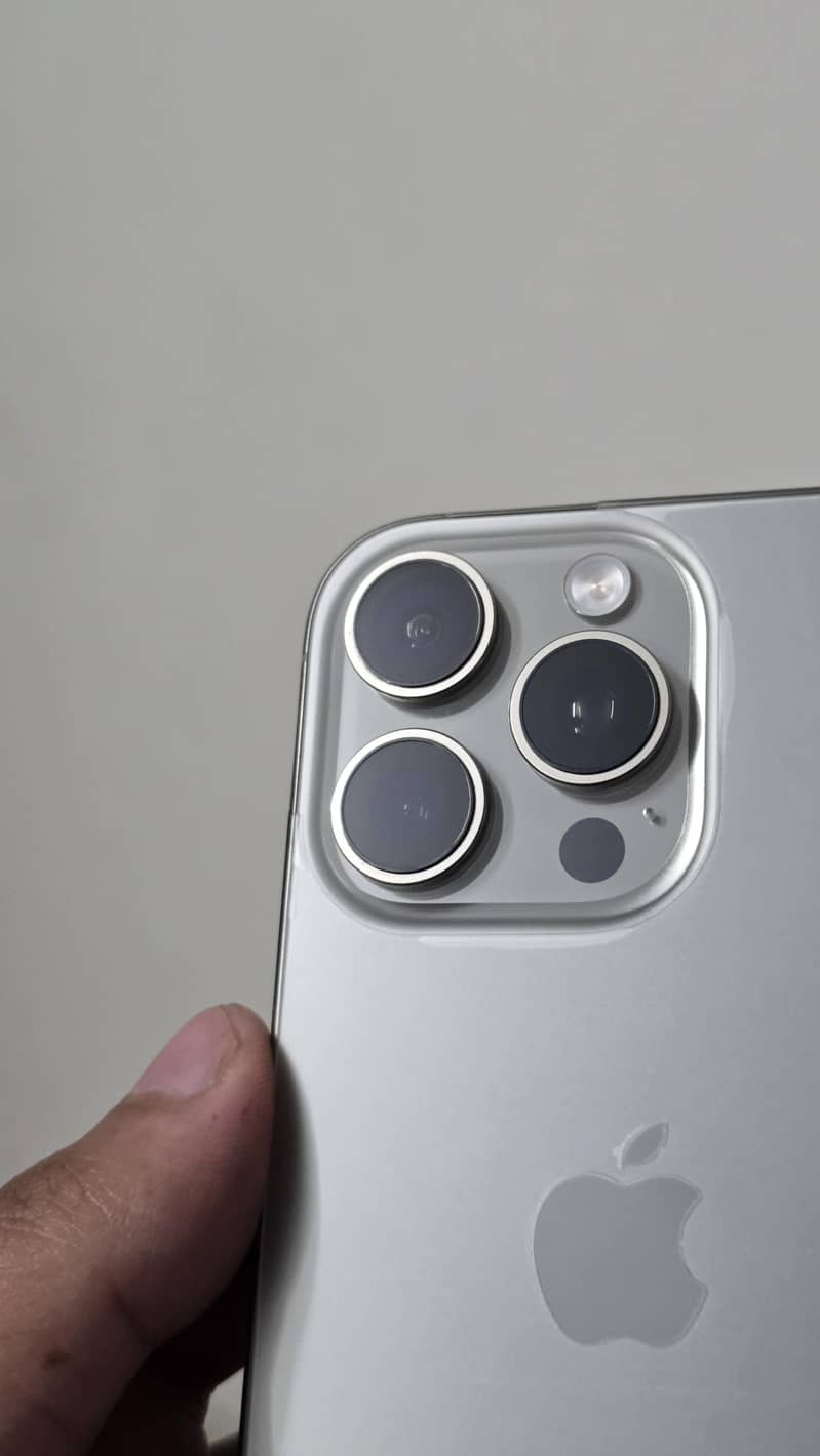 Apple iPhone 16 Pro JV 1