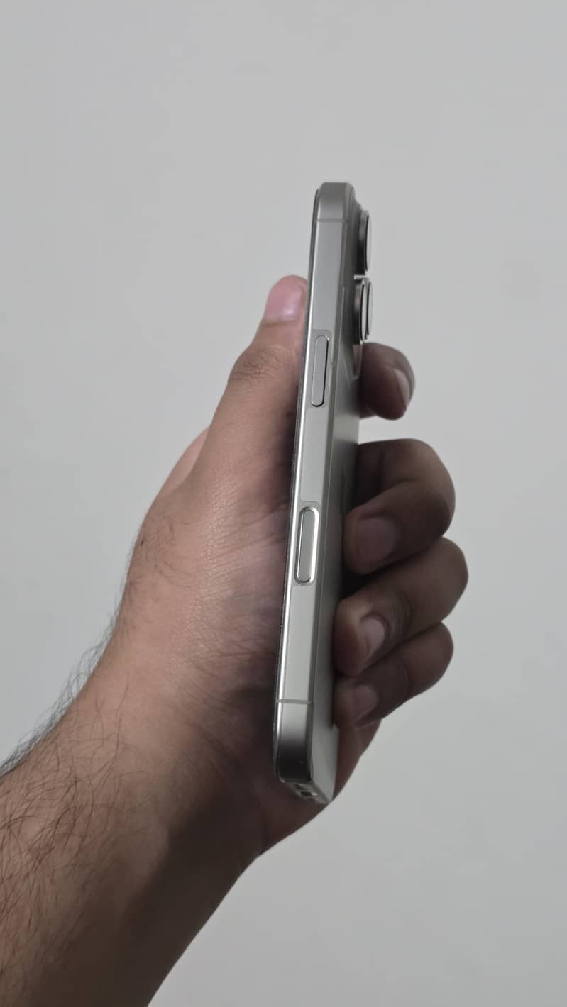 Apple iPhone 16 Pro JV 3