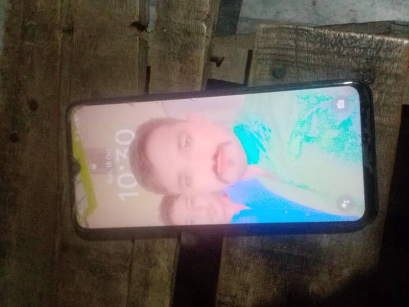 موبائل کا ڈبہ نہیں ہے اور نا ہی چار جنگ نہیں ہے اور ہر کی سم کی  گھنٹی 1