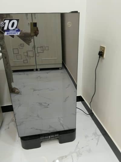 Pel refrigerator single door having small freezer also.
