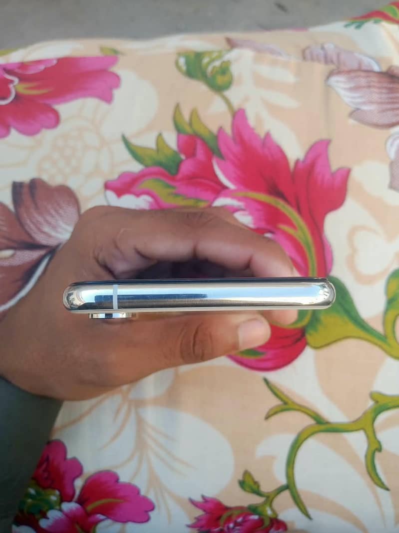 Apple iPhone XS 1