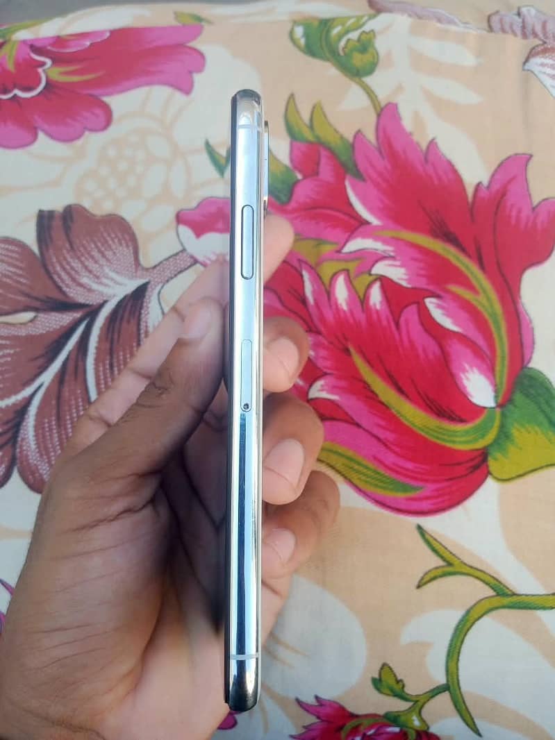 Apple iPhone XS 4