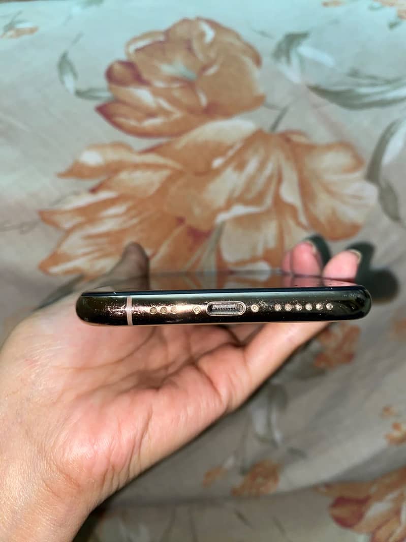 Apple iPhone 11 Pro 4