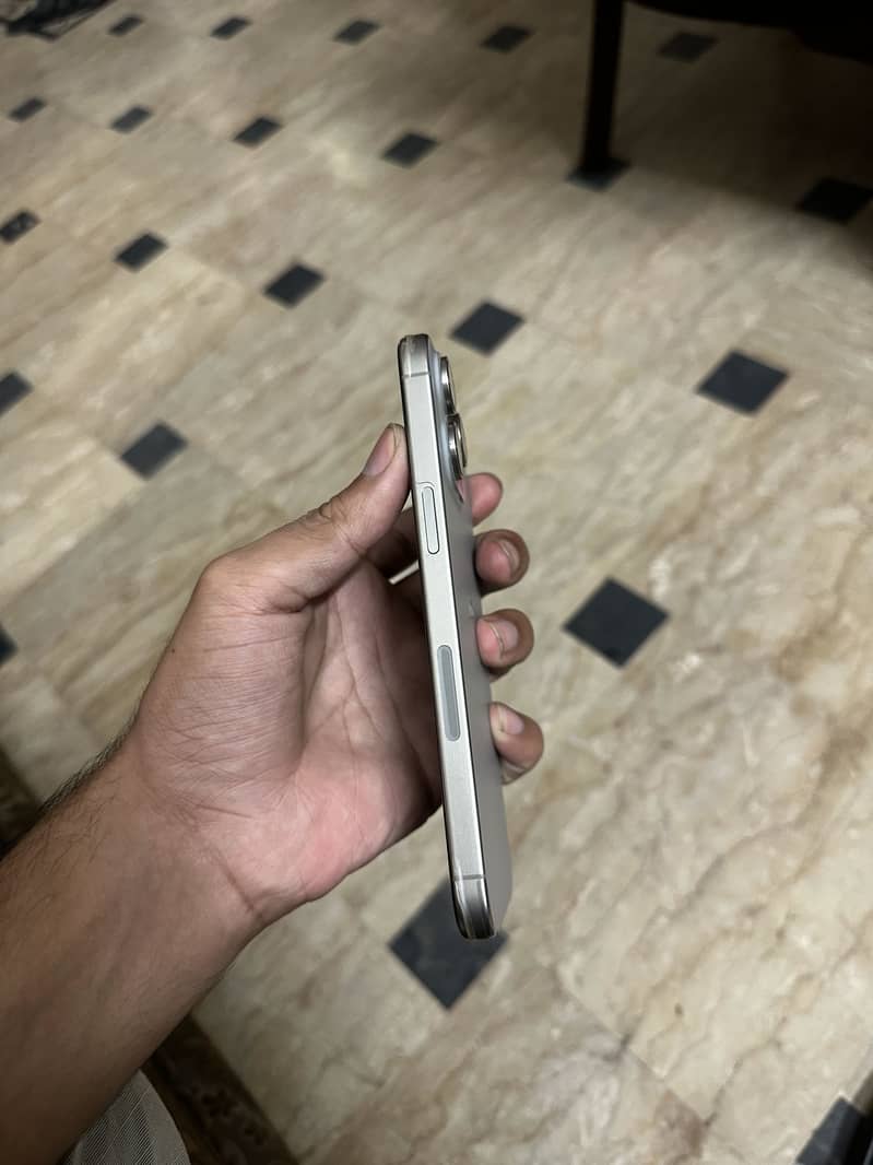 Apple iPhone 15 Pro Max 4