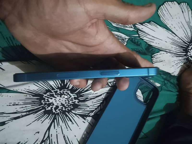 Apple iPhone 13 2
