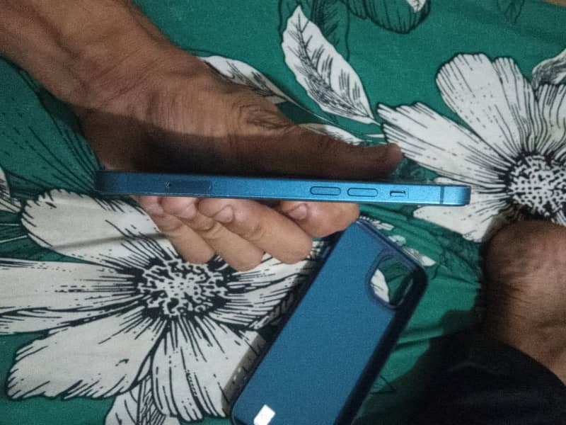 Apple iPhone 13 4