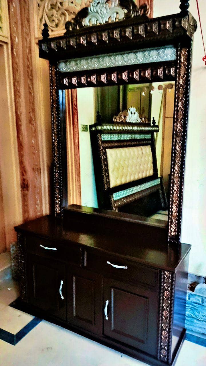 King size double bed, 2 side tables & dressing table 4