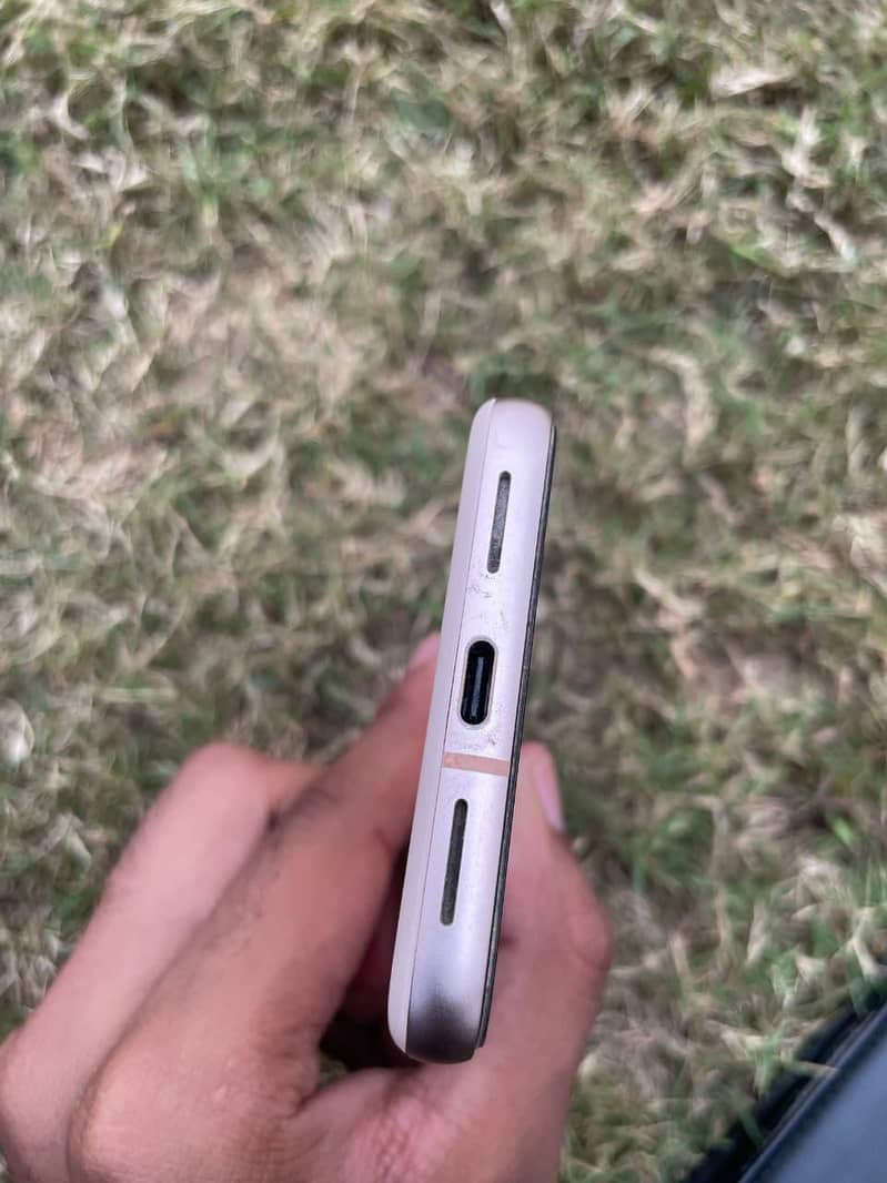 Google Pixel 8 4