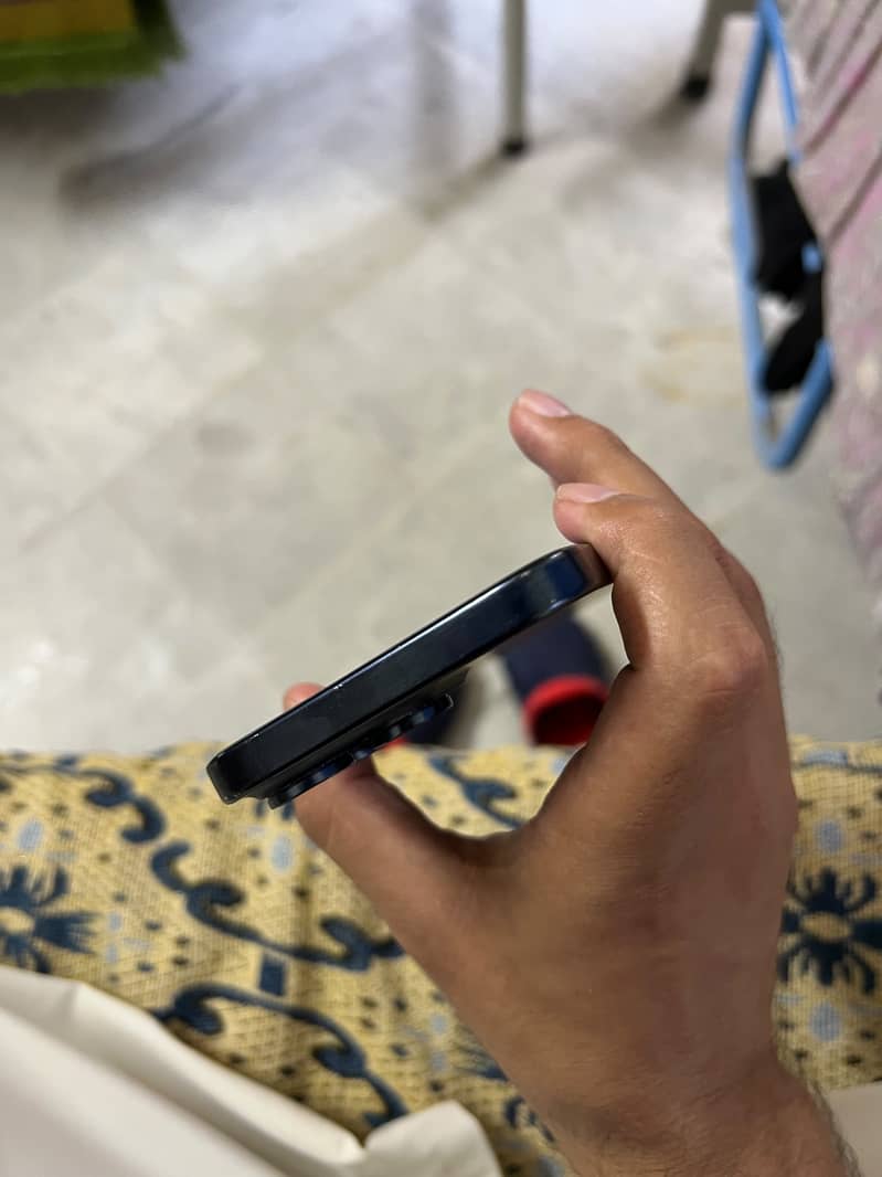Apple iPhone 15 Pro Max 4