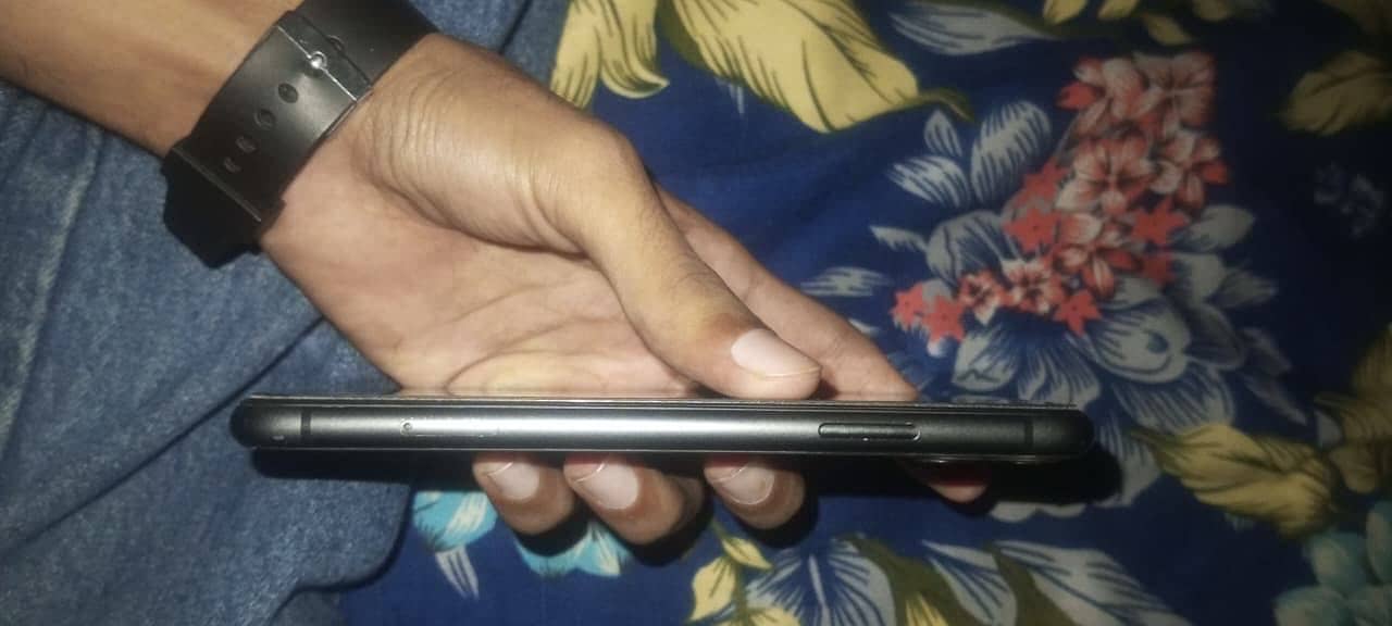 Apple iPhone 11 4