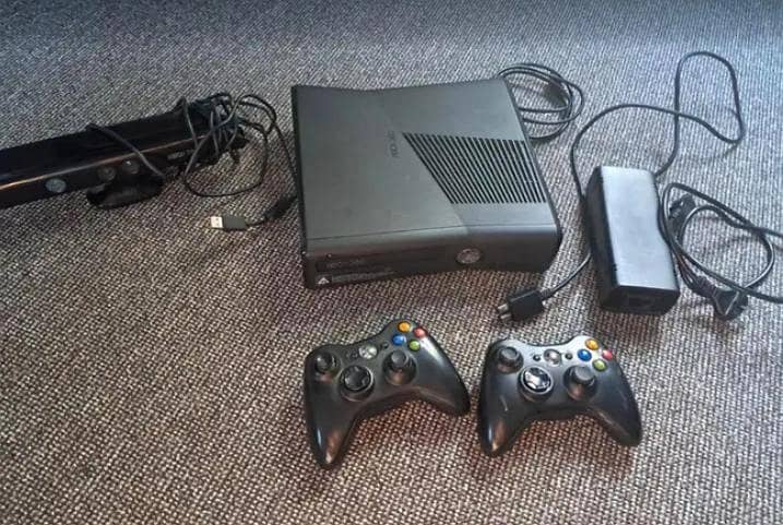 XBOX 360 Slim (2 Controller + Kinect) 0