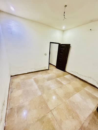 Flat For Rent at sabzazar Near to orange train station For Job holders +Familes +students Fori Rabta keray
