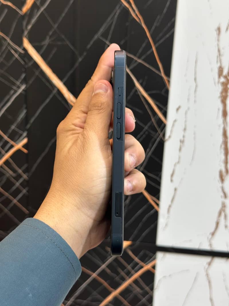 Apple iPhone 13 5