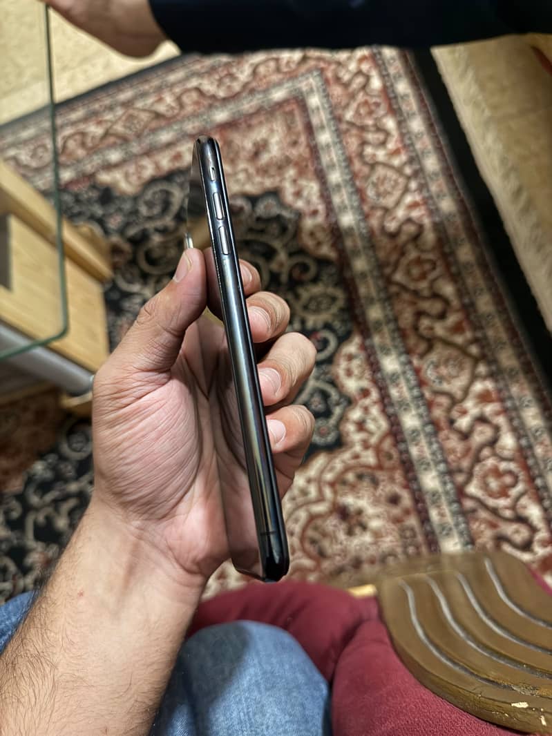 Apple iPhone XS Max 3