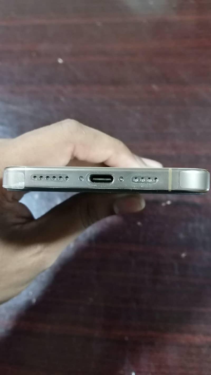 Apple iPhone 16 Pro Max 8