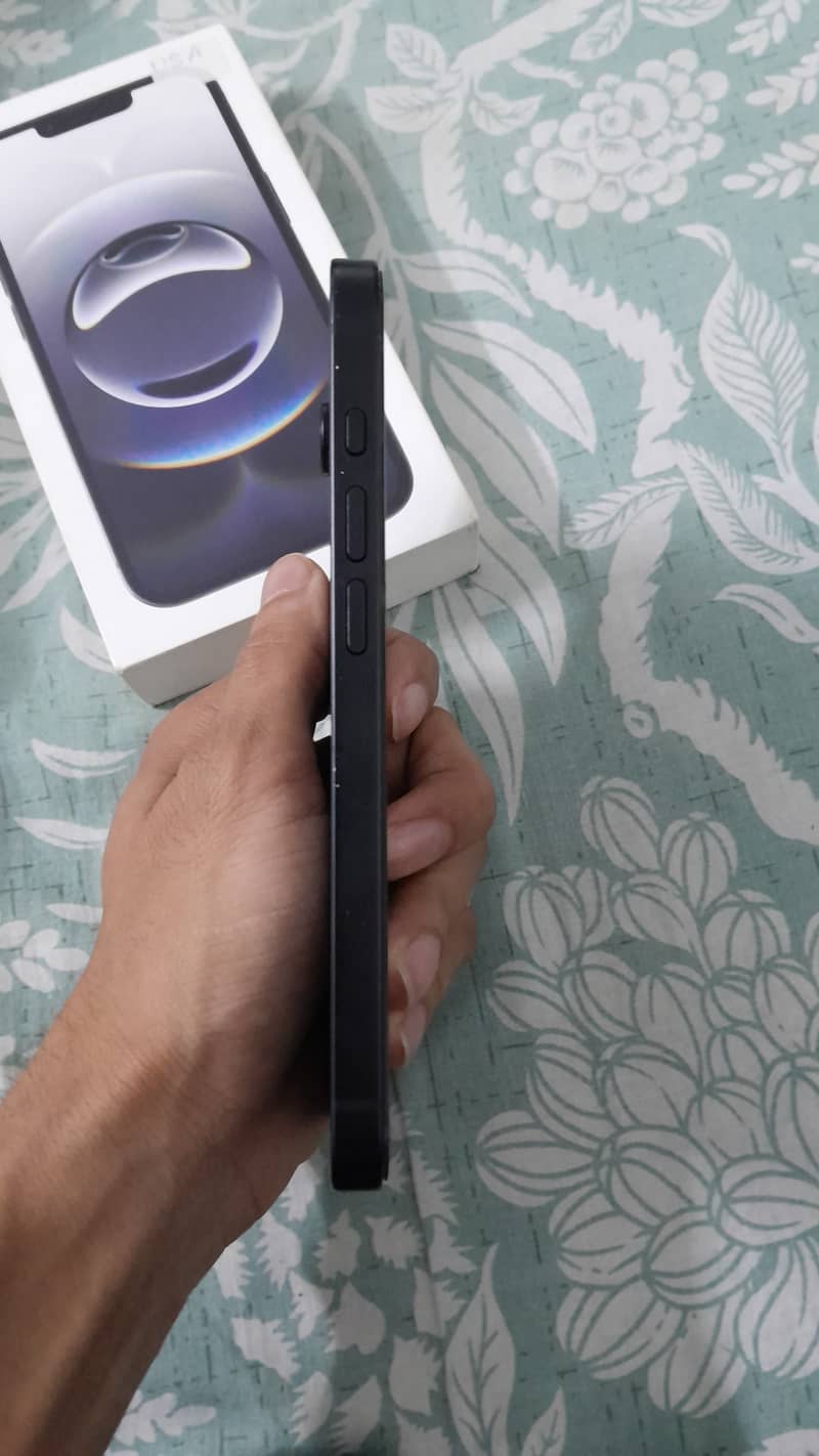 Apple iPhone 16e 2
