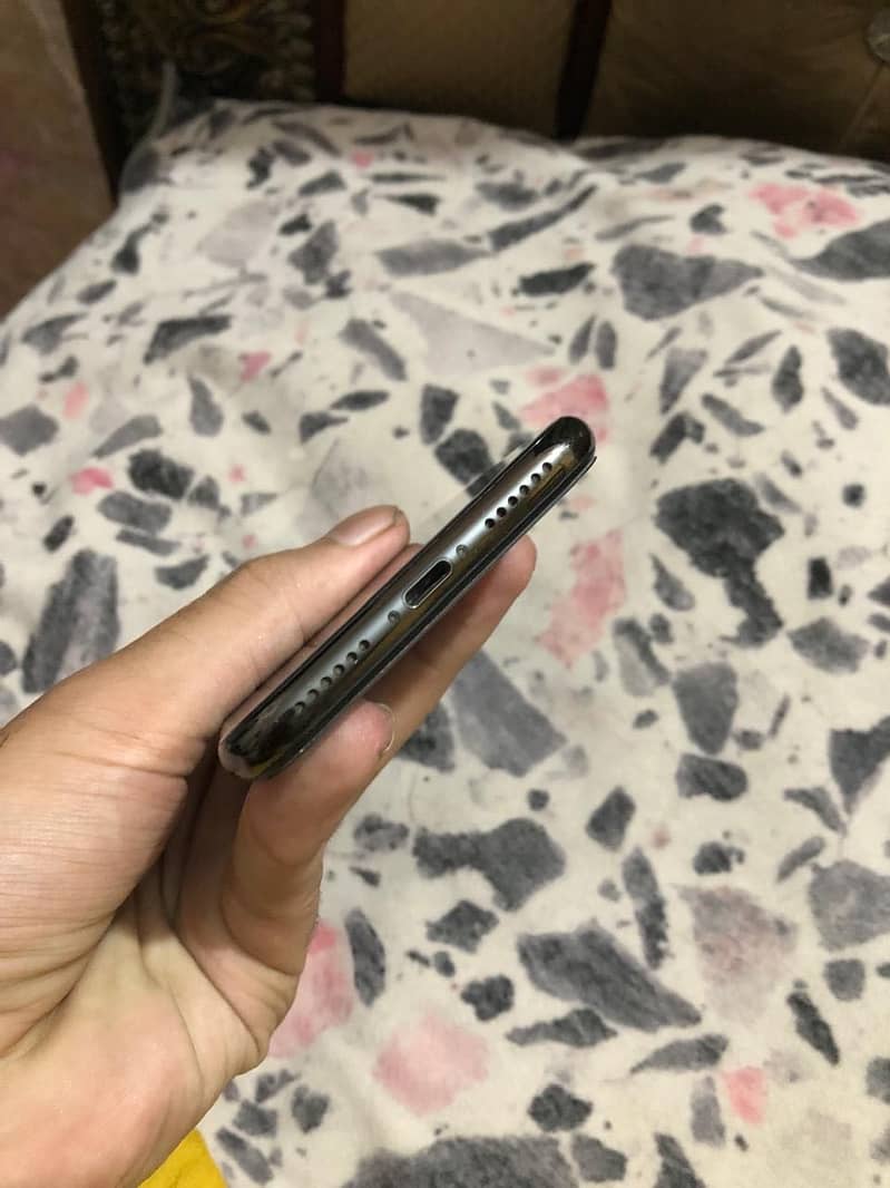 Apple iPhone X 4