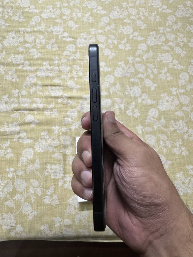 Apple iPhone 16 JV 4