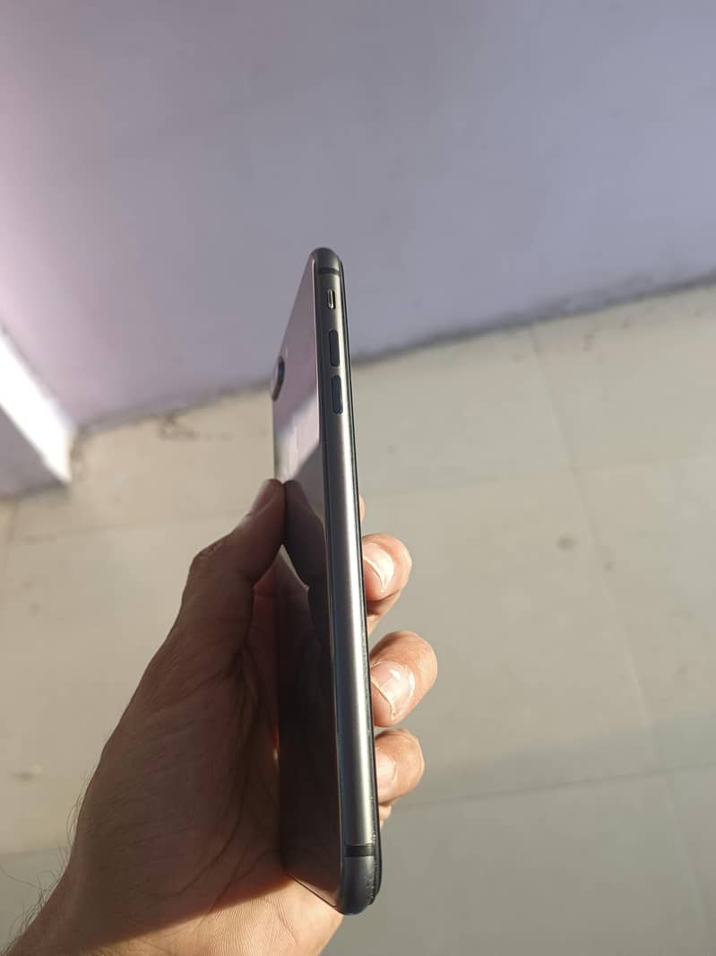 Apple iPhone 8 Plus 4