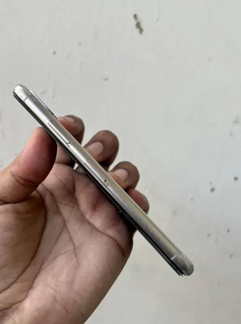 Apple iPhone X 4