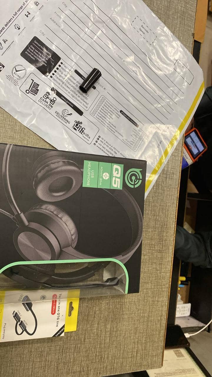 headphones 0