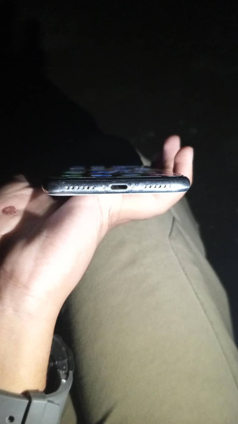 Apple iPhone XS 4