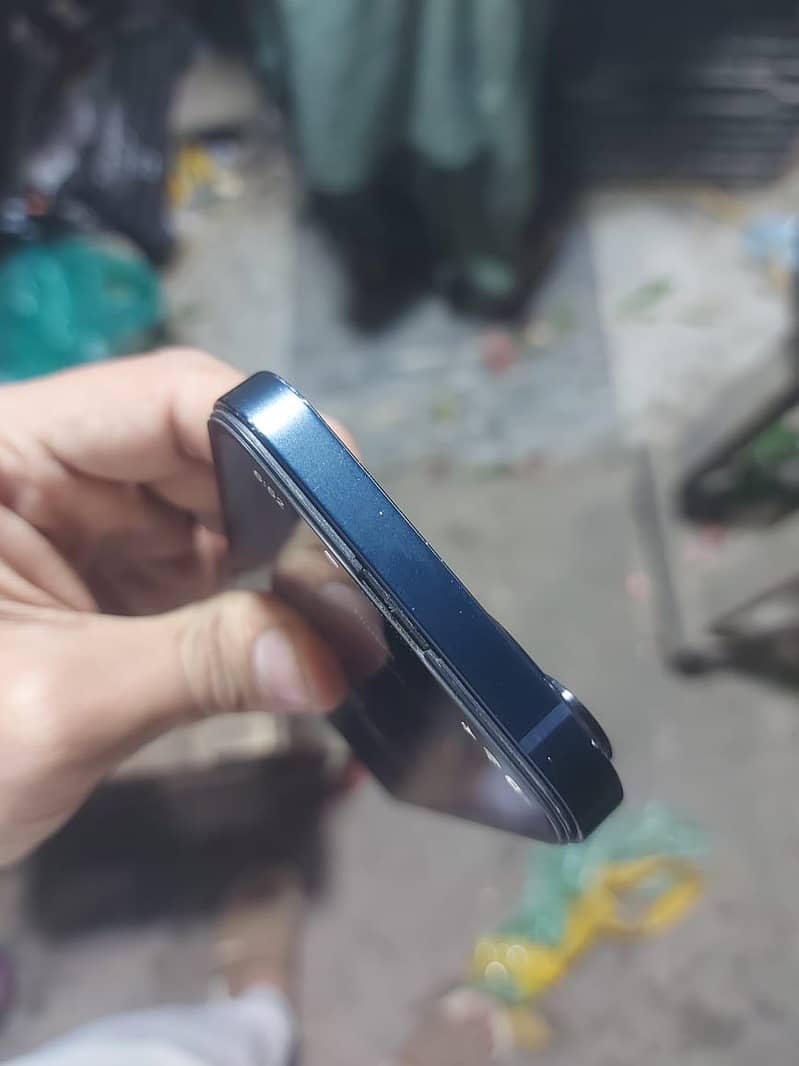 Apple iPhone 13 12