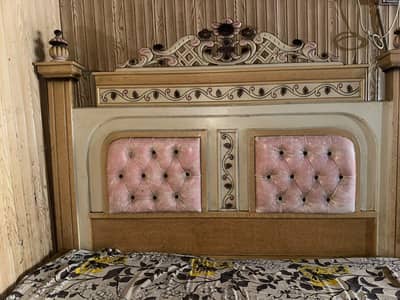 Dubble bed and one side table