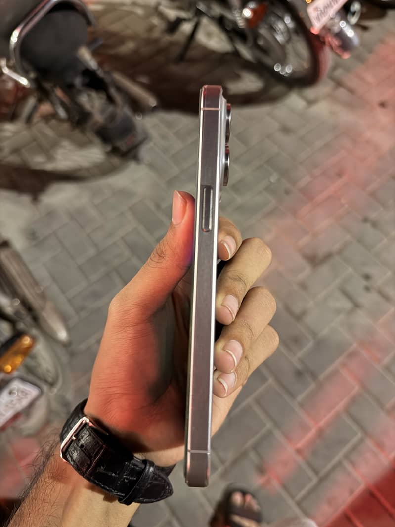 Apple iPhone 15 Pro Max 4