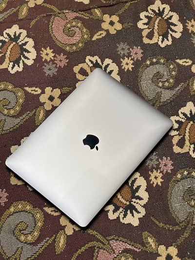 Apple MacBook Air M1,2020