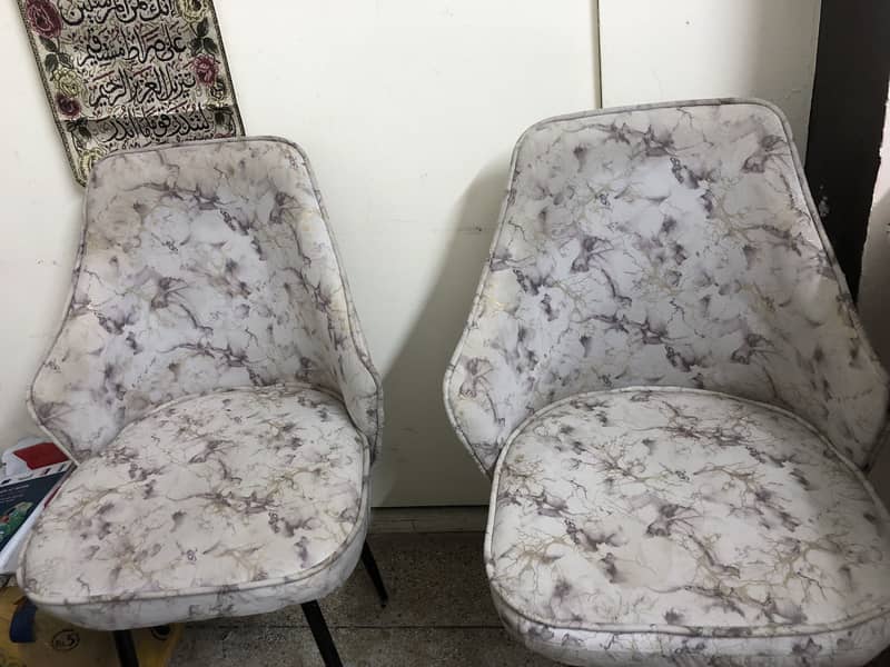 4 chairs 0