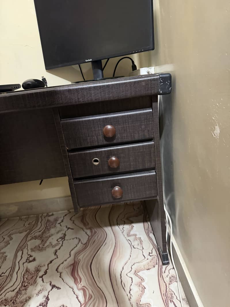 Computer table 1