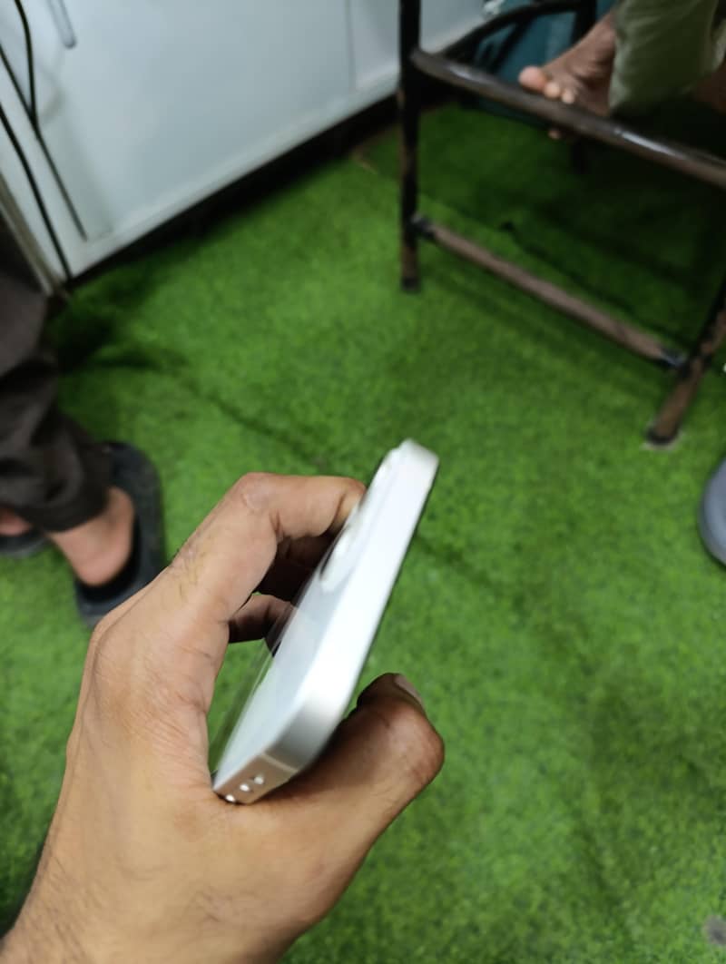 Apple iPhone 13 2