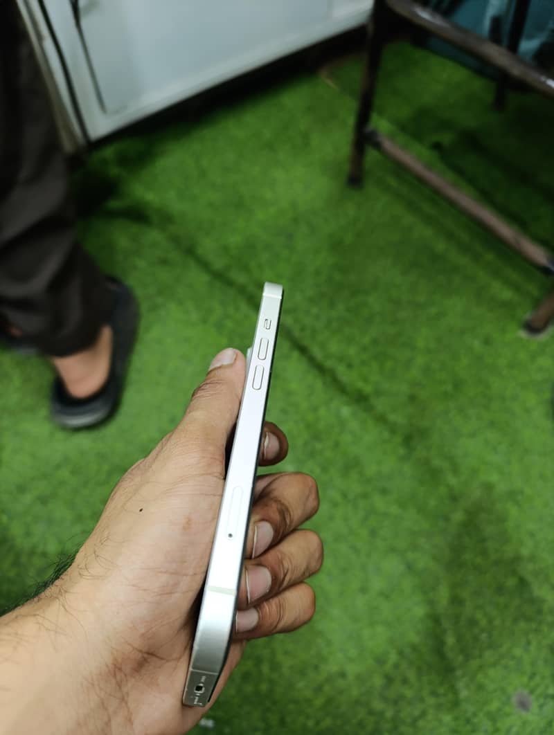 Apple iPhone 13 5