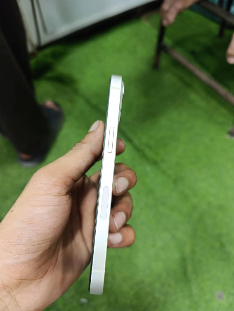 Apple iPhone 13 6