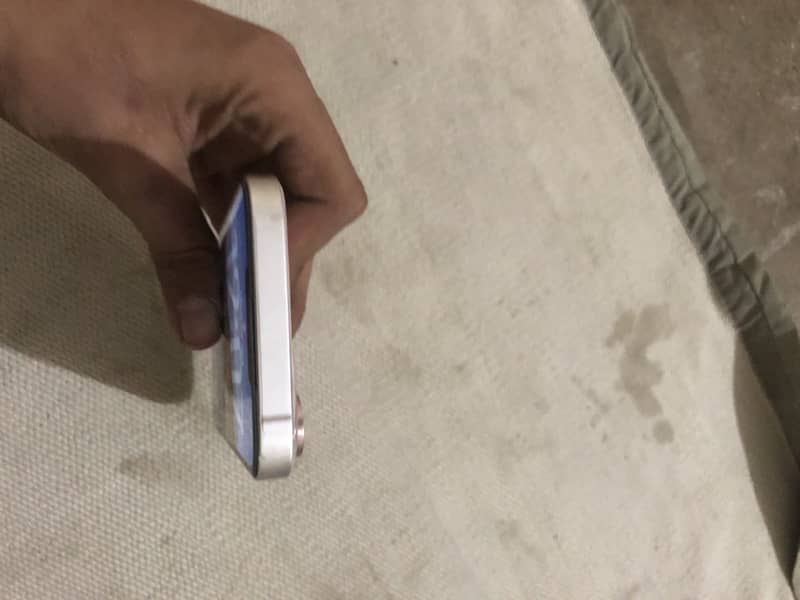 Apple iPhone 13 2
